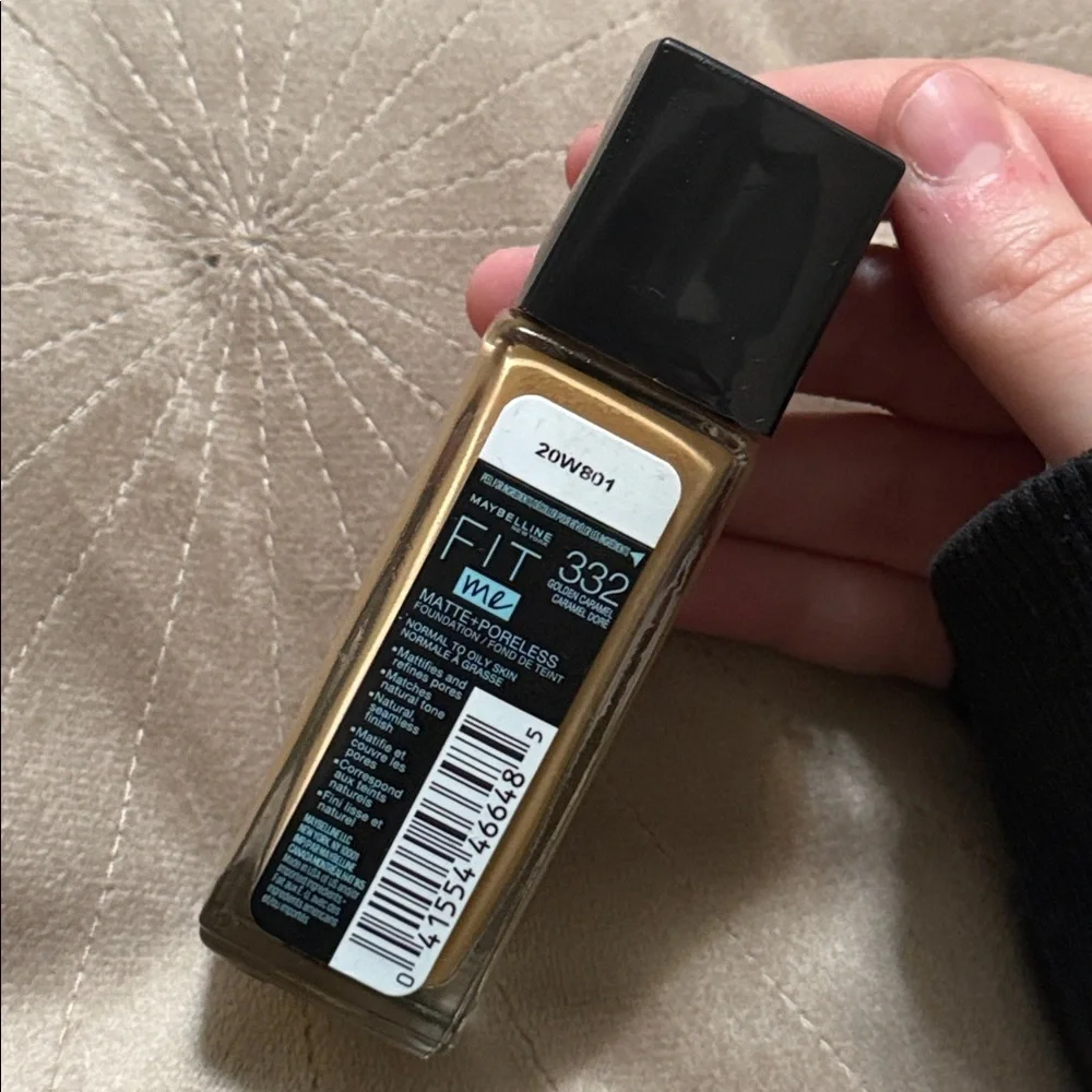 Maybelline Fit Me Matte + Poreless Foundation in the shade Golden Caramel